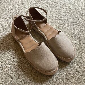 LIKE NEW Mini Platform sandals